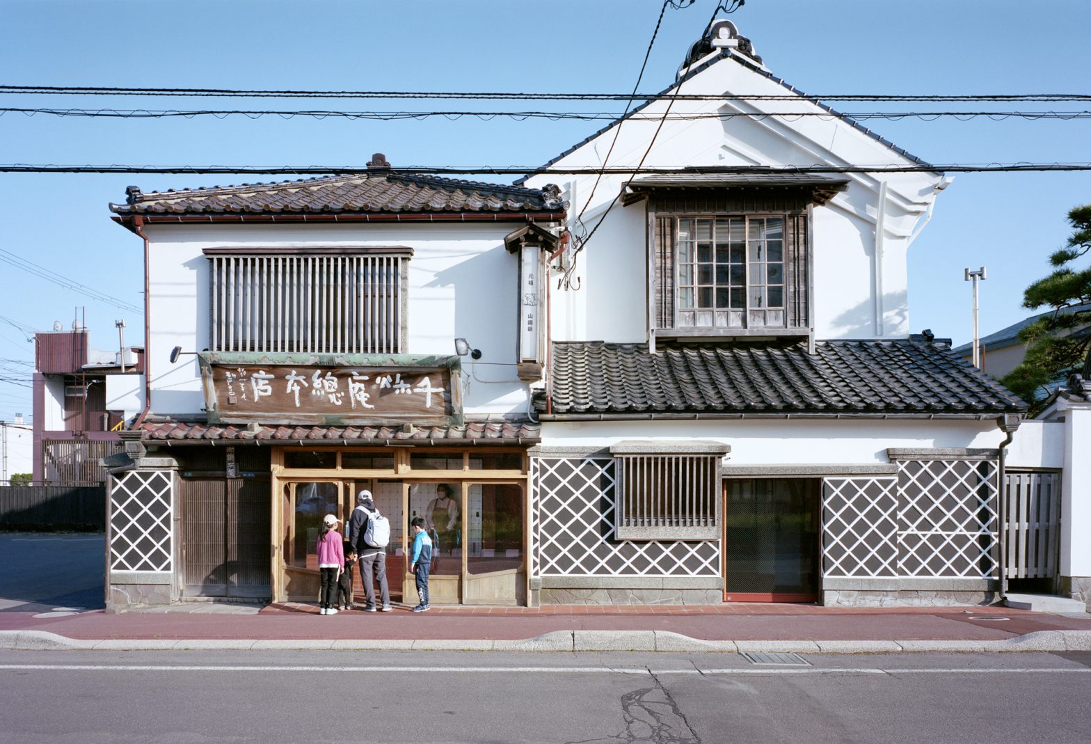 Hakodate Sensyuan Sohonke Café / Jo Nagasaka + Schemata Architects